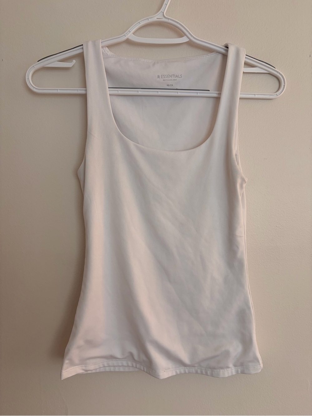 Reitmans ESSENTIALS Women's White Scoop Neck Tank Top